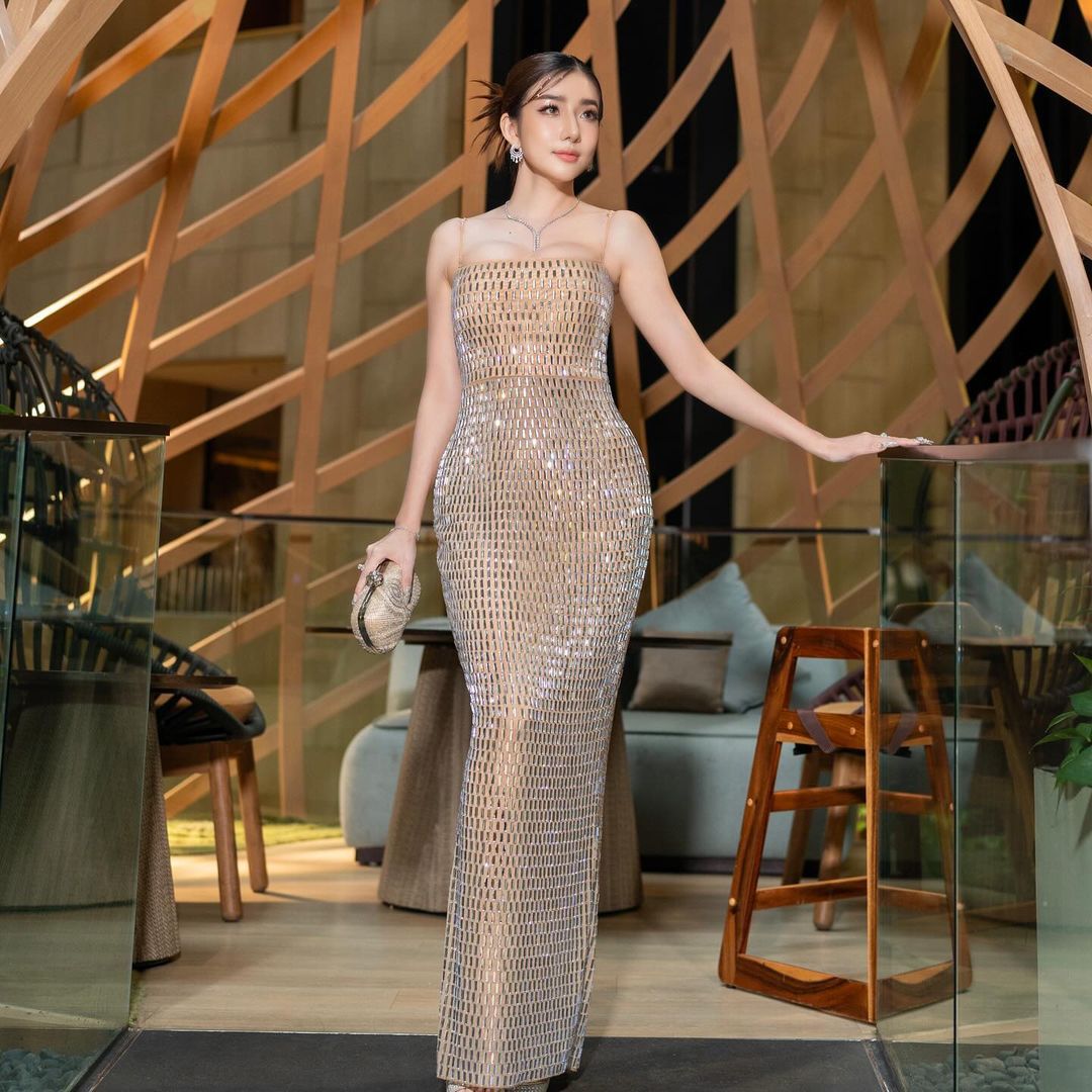 Elegant Banquet Evening Gown With Tube Top And Sleek Tight Skirt In Solid Colors