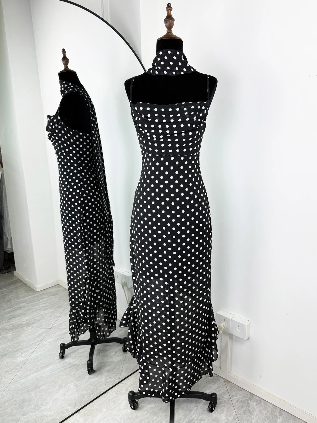 Elegant Polka Dot Halter Sleeveless Maxi Dress With Pleated Skirt And Ribbon Scarf