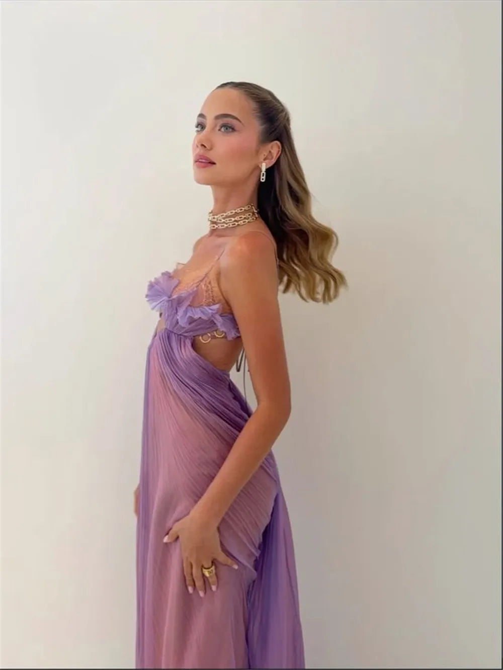 Elegant Pleated Evening Dress With Spaghetti Straps And Lace Up Floral Embellishments