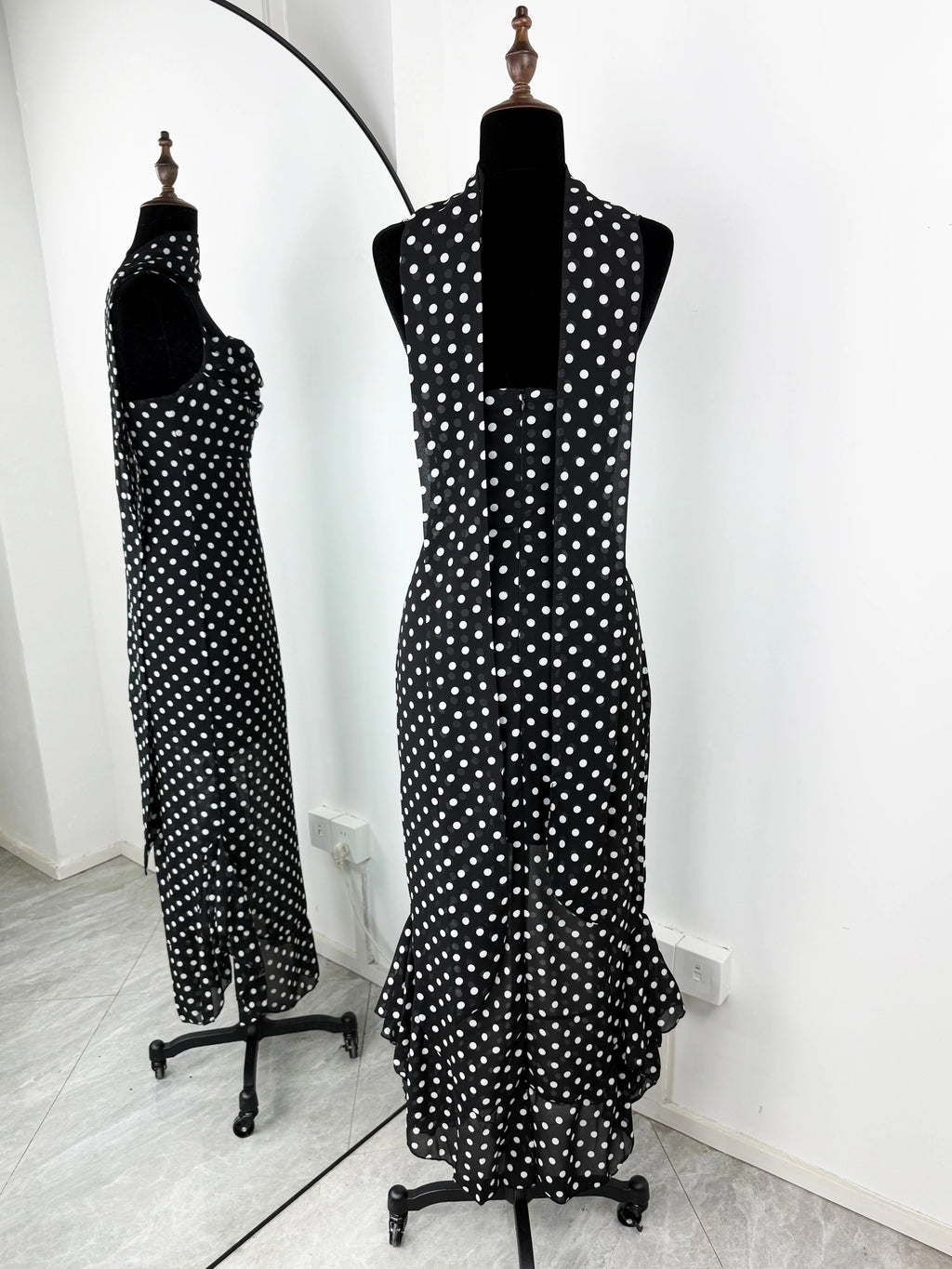 Elegant Polka Dot Halter Sleeveless Maxi Dress With Pleated Skirt And Ribbon Scarf