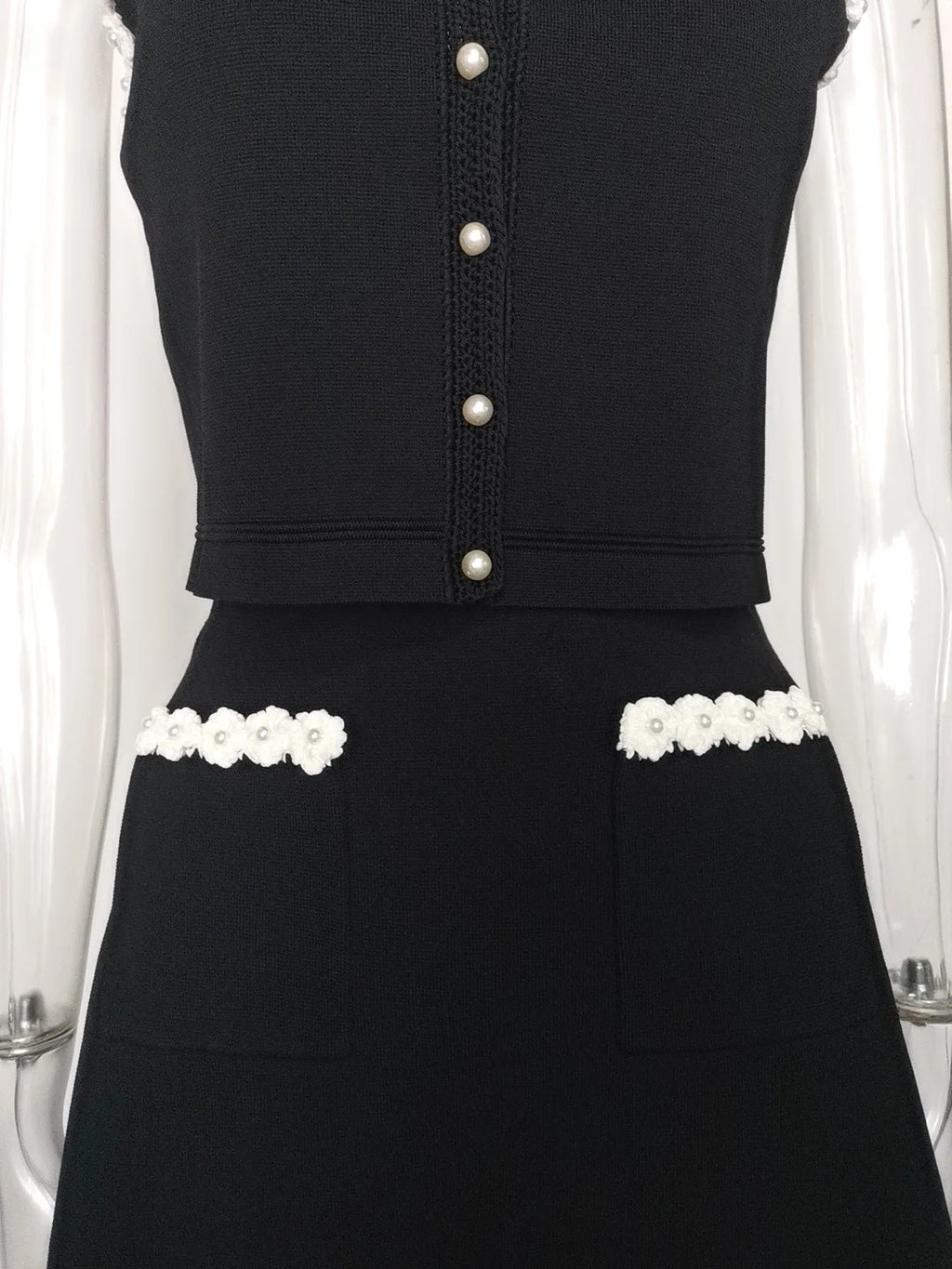 Black And White Skirt Set For Women With Elegant Contrast Design