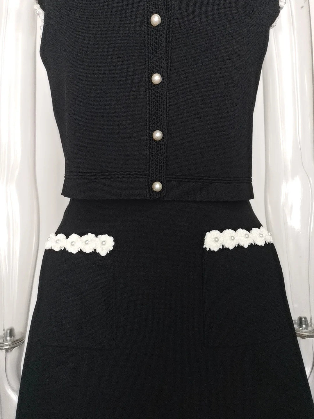 Black And White Skirt Set For Women With Elegant Contrast Design