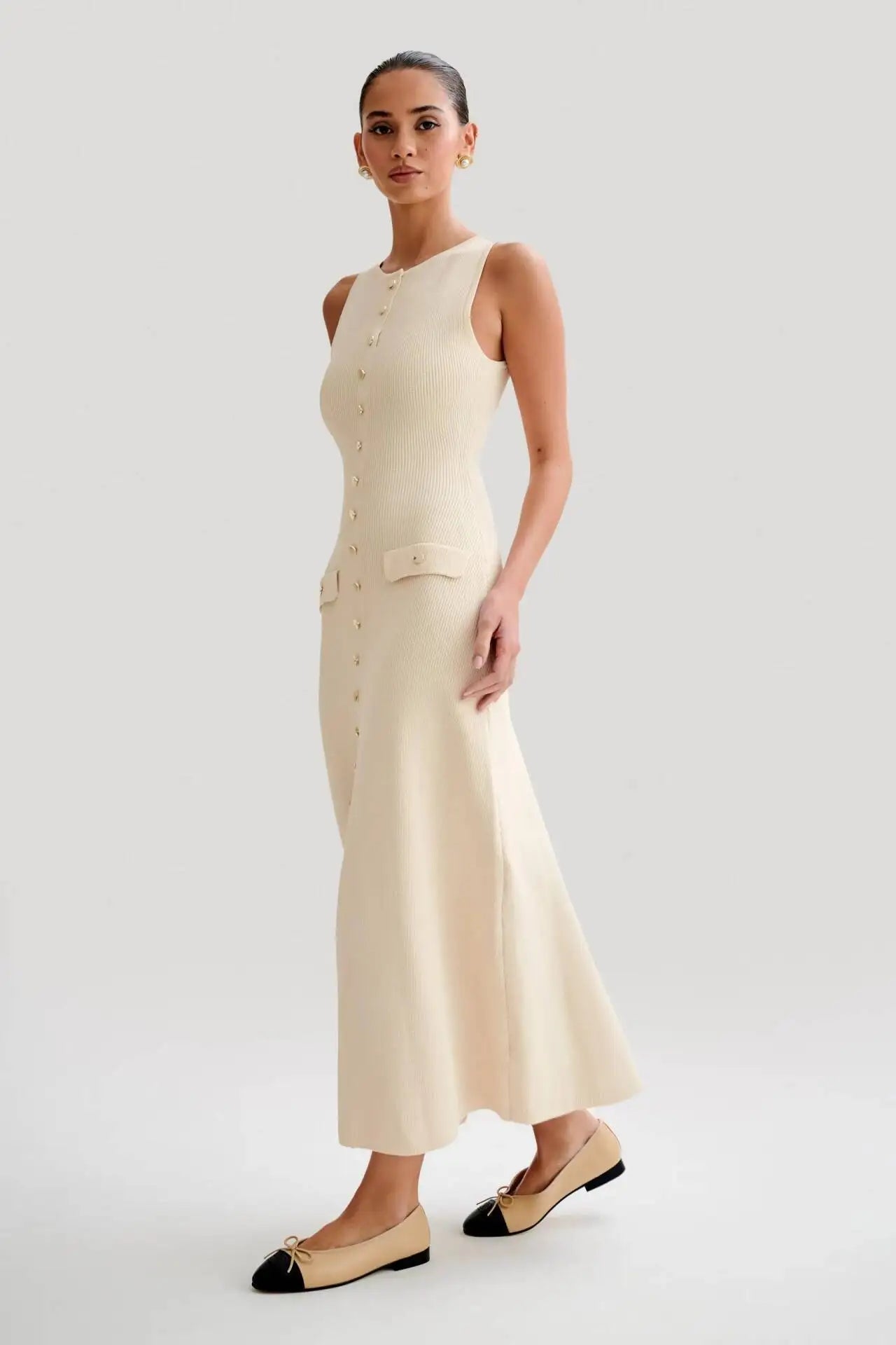 Chic Knit Midi Dress With Button Front And O Neck Silhouette