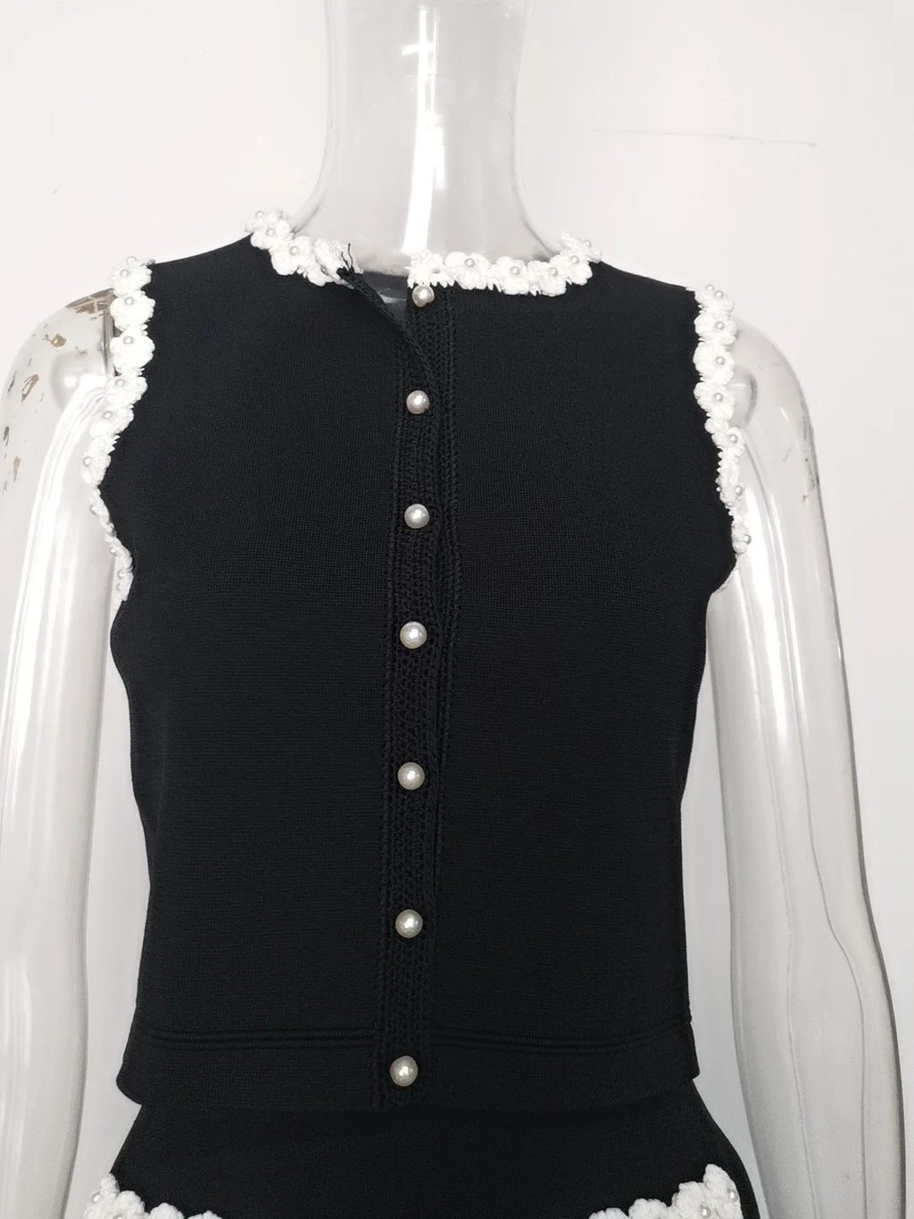 Black And White Skirt Set For Women With Elegant Contrast Design