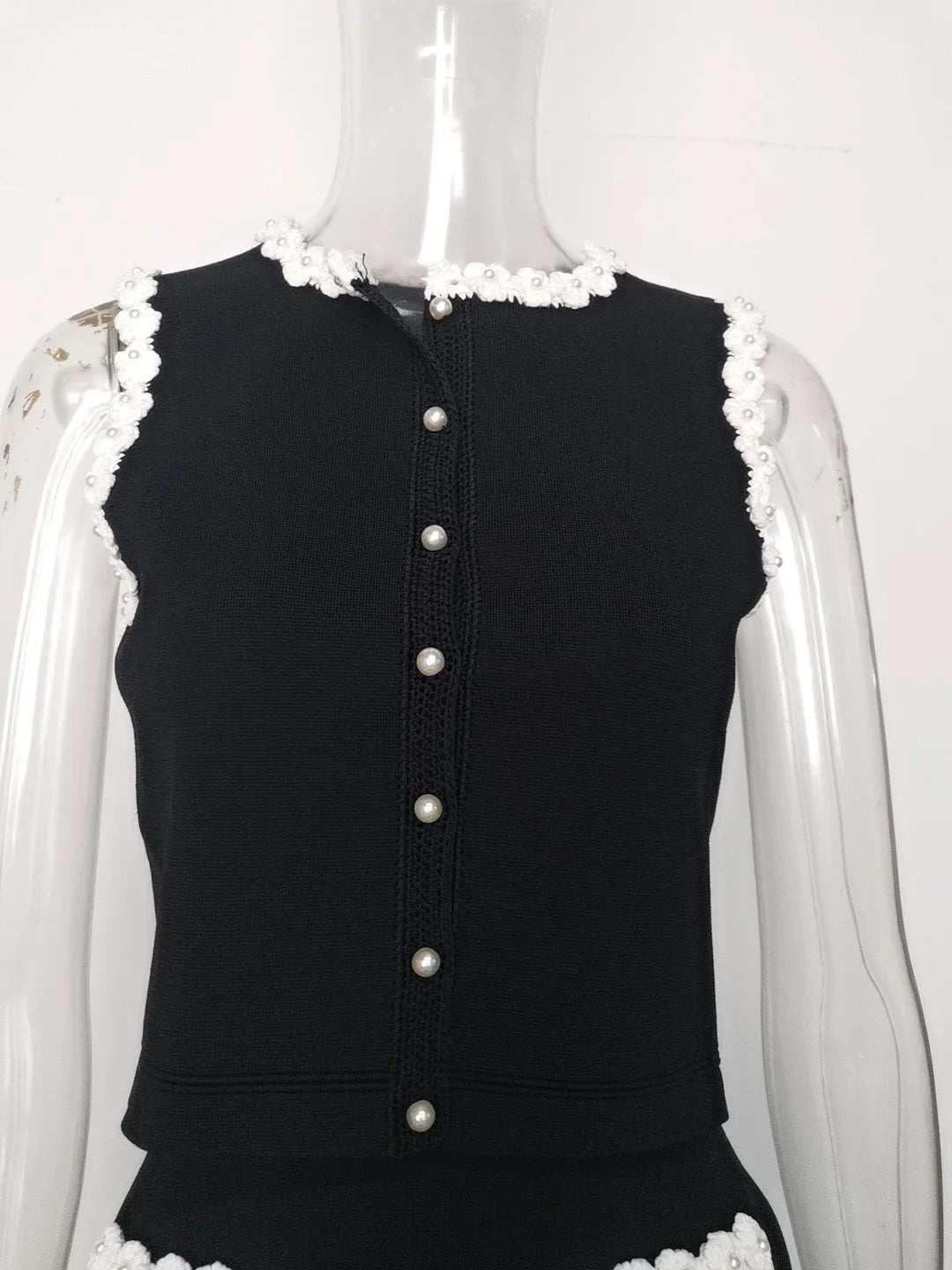 Black And White Skirt Set For Women With Elegant Contrast Design