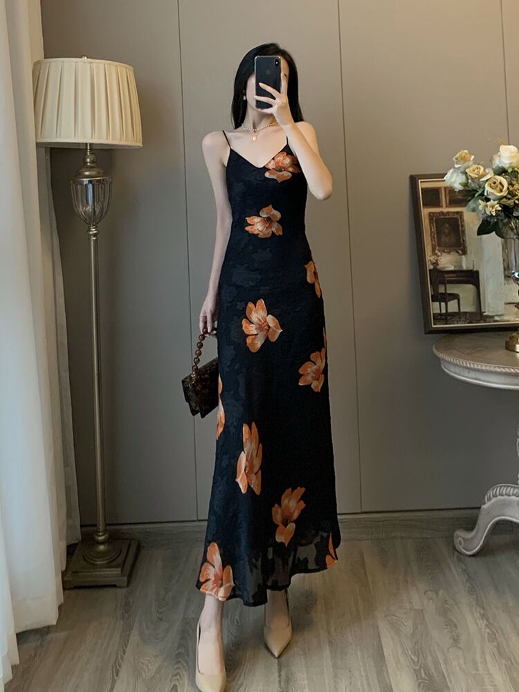 Sunlit Summer Vintage Floral Suspender Dress With V Neck And High Waist For Retro Charm