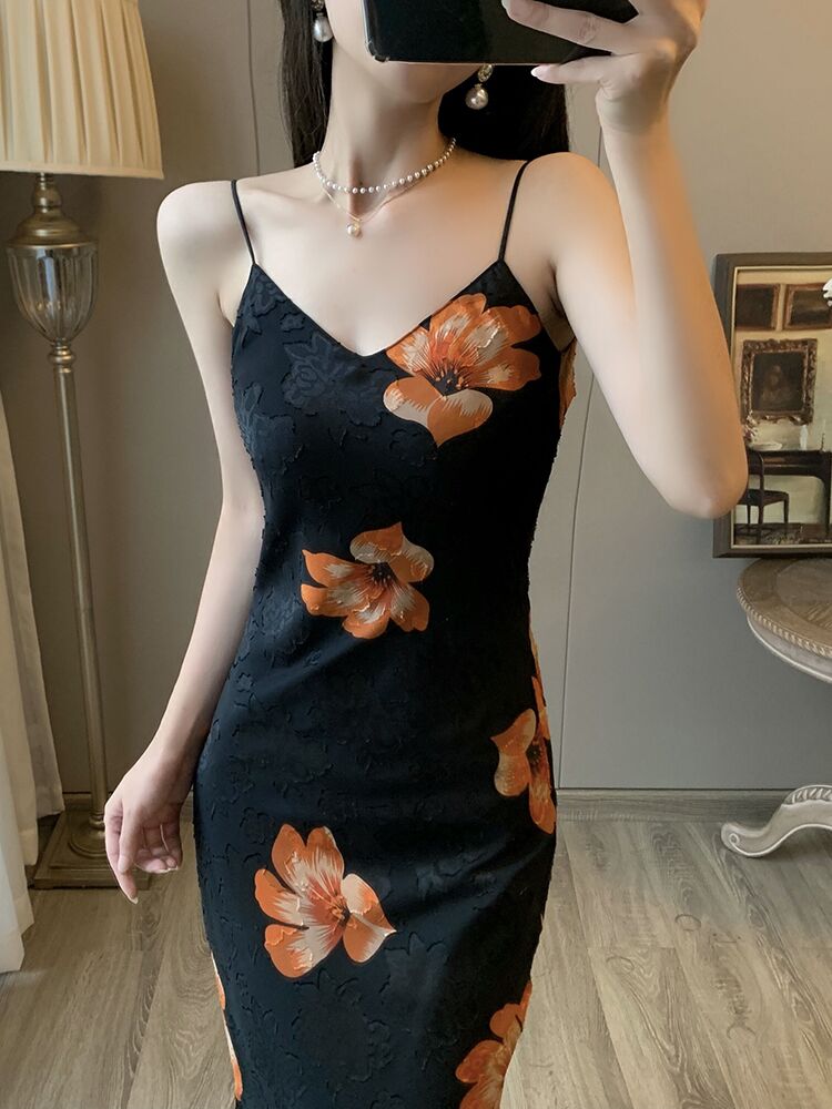 Sunlit Summer Vintage Floral Suspender Dress With V Neck And High Waist For Retro Charm